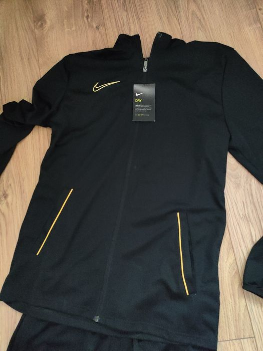 Nowy trekingowy dres Nike m