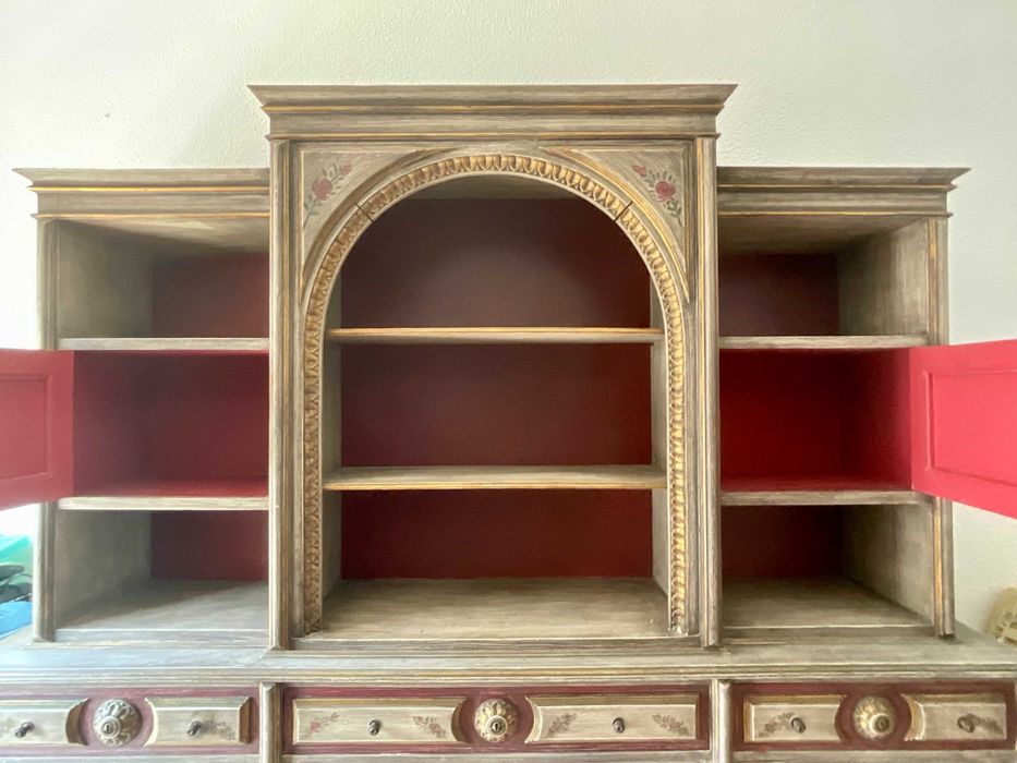 Armário lacado em madeira maciça