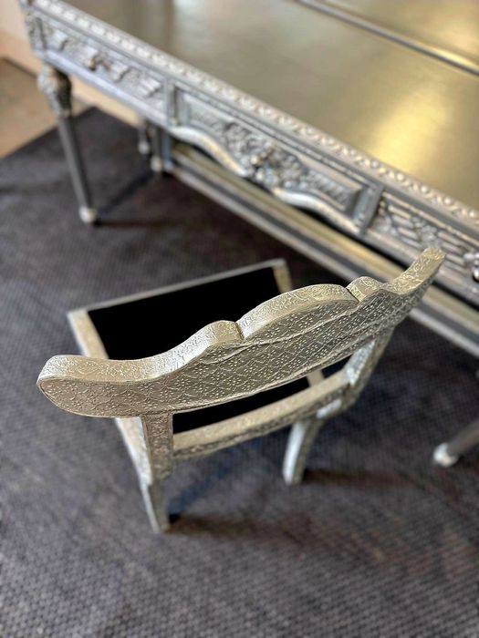 Elegancki zestaw mebli toaletka, konsola z lustrem Srebrna