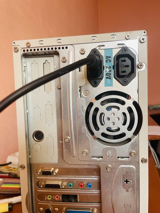 Продаю системний блок 2001р