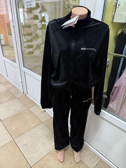 Жіночий фірмовий костюм. Чорного кольору