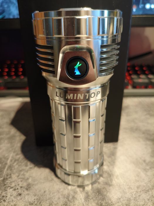 Latarka Lumintop Mach 4695 z dużym akumulatorem