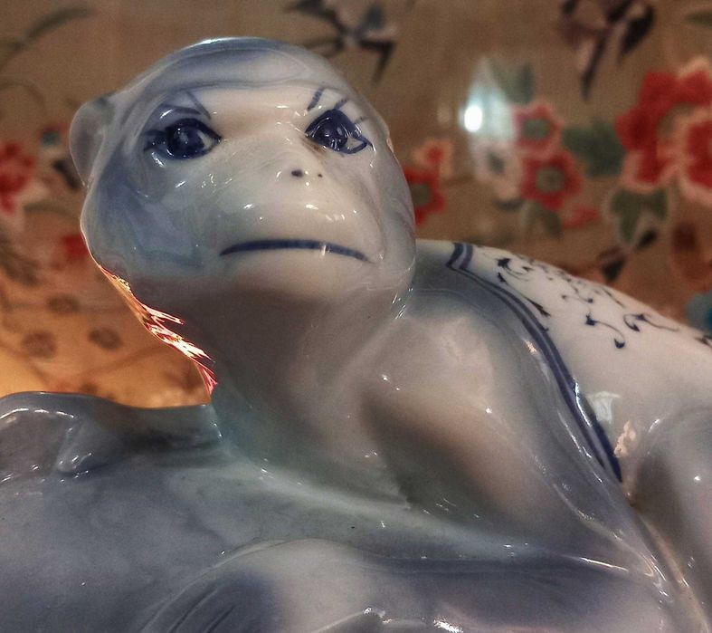 Bonita e grande escultura em Porcelana Chinesa, Tartaruga dando Boleia a Macaco. peça encontra-se em excelente estado, mede, 38,cm,x,20.cm,x,18,cm. .