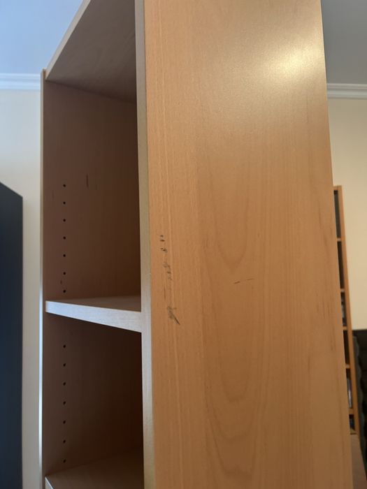 Estante castanha em bom estado