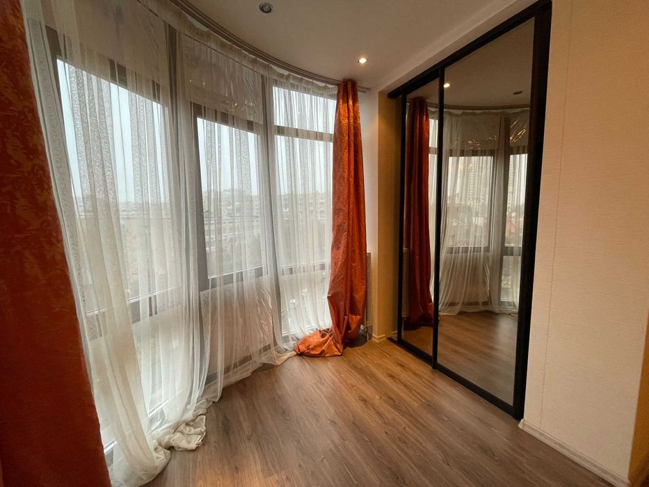 Большая семейная квартира 130м 6 этаж. Теплый дом, парковка во дворе.