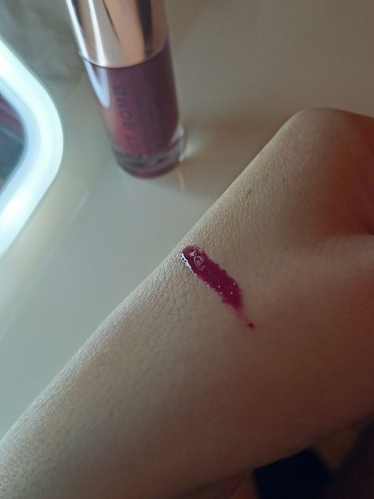 REVOLUTION Pout Bomb błyszczyk w odcieniu Daring ||| lip gloss bordowy