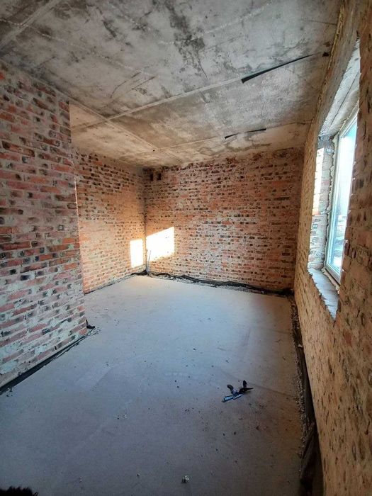 Продаж кутового котеджу з міськими комунікаціями