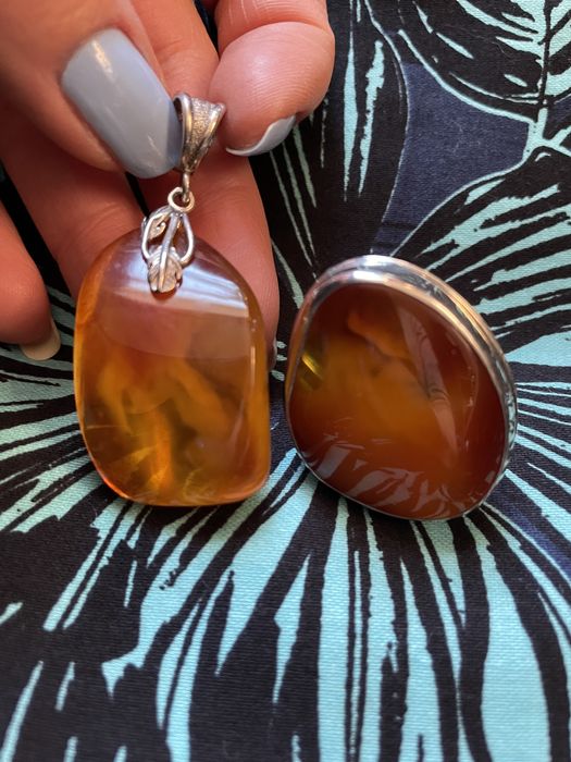 Срібне кільце з натуральним бурштином