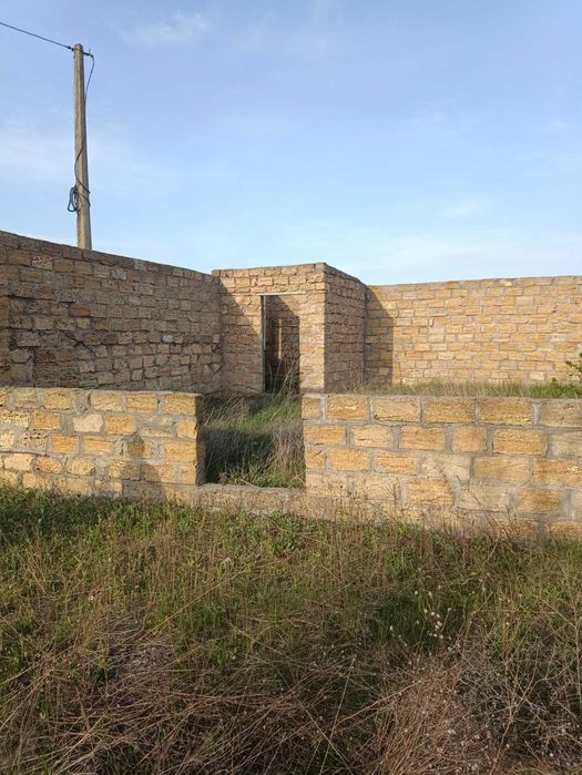 Продаю начатое строение с землей .