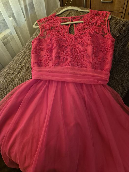 Śliczna, kobieca suknia z koronkami w rozmiarze 44