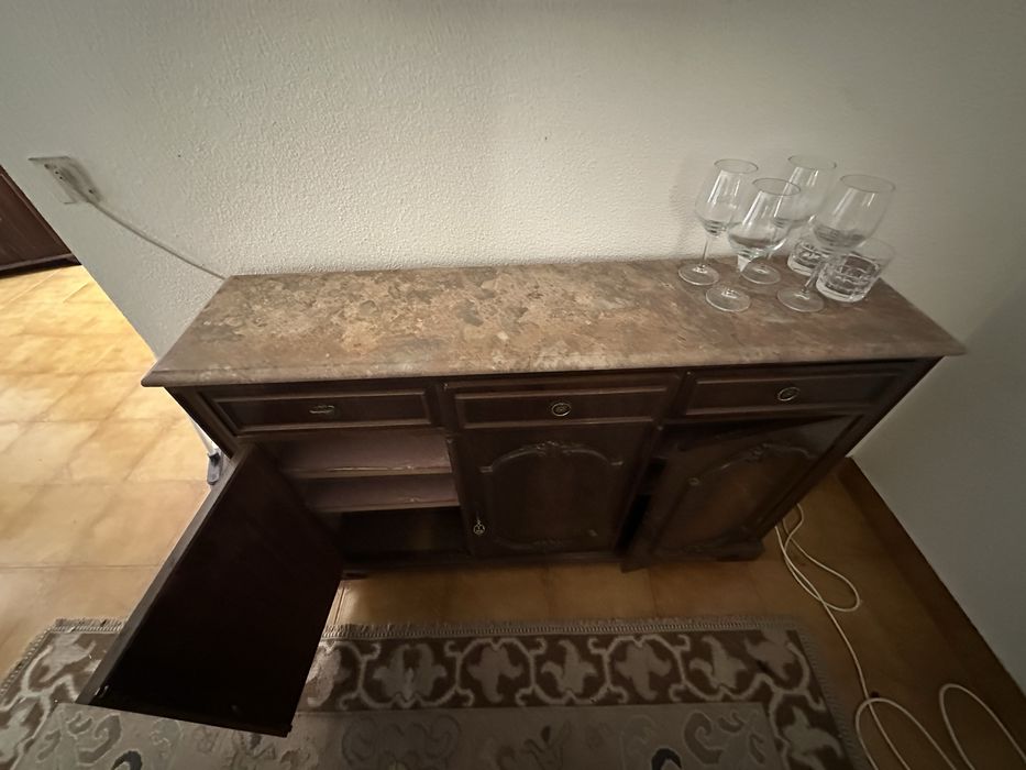 Aparador em madeira com tampo de mármore