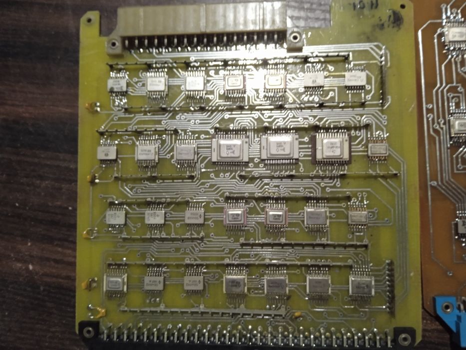 Запчастини до техніки плати.