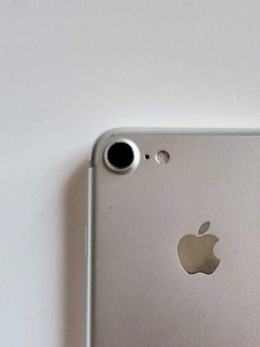 iPhone 7 Silver 128GB in Excellent Condition with Original Box64750550167426124