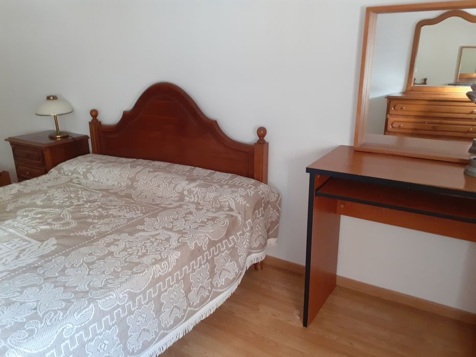 Mobília de quarto, em madeira macica