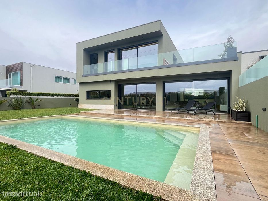 Moradia Contemporânea de Luxo em Azurara | Elegância, Privacidade e Di
