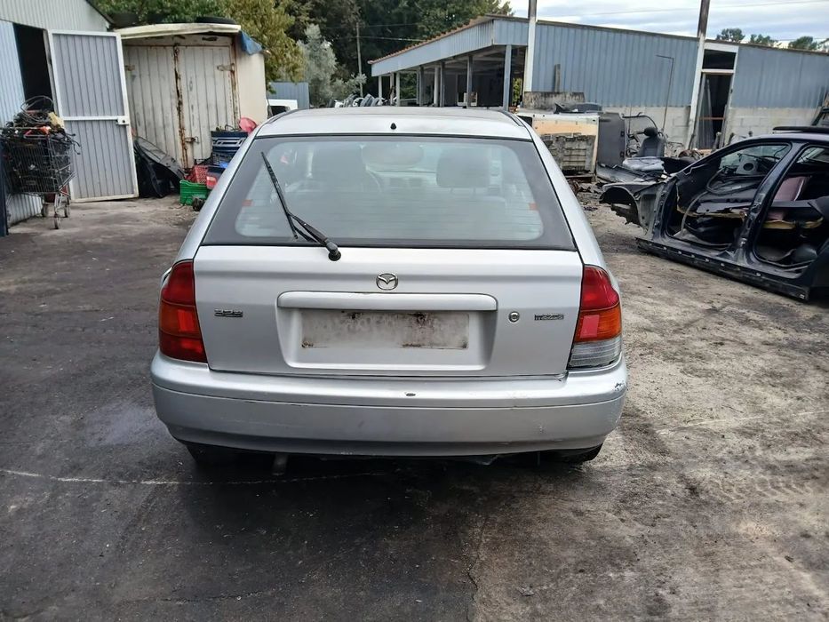 Mazda 323 de 2000 para peças
