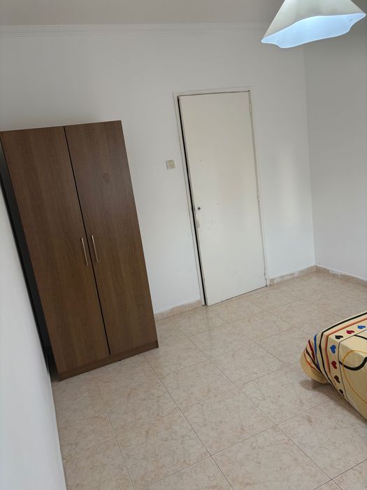Quarto solteiro para arrendar em vialonga