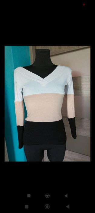 Prążkowana bluzka z dekoltem V