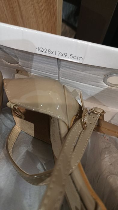 Szpilki beżowe nowe