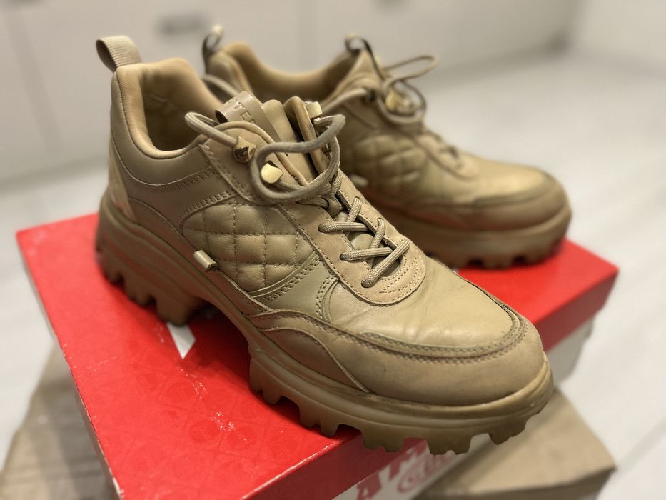 Фирменные женские кроссовки