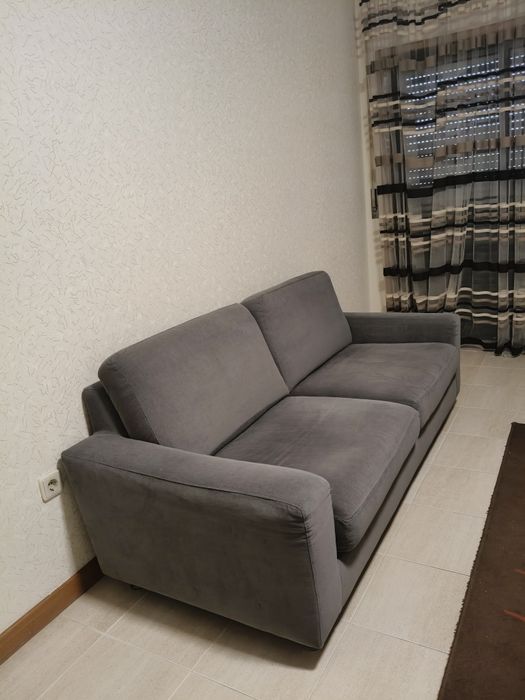 Sofá cinzento dois lugares
