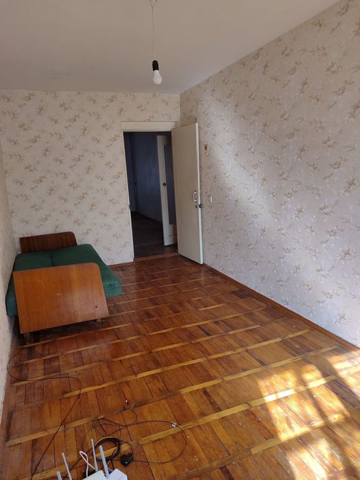 Продам 1/2 часть в  двухкомнатной кв. Ул.Рустави .Осипенковский р-н.