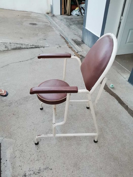 diversas cadeiras anos 50/60/70 + 2 lavatórios