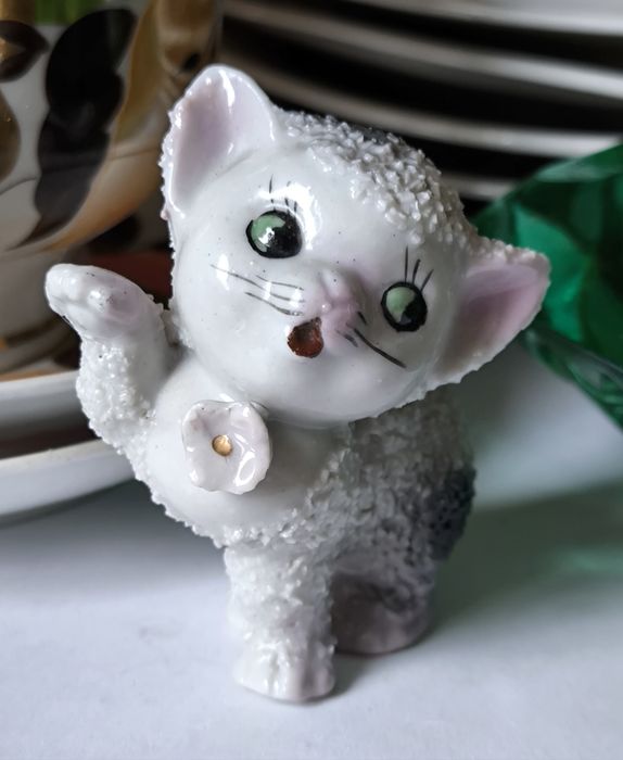 Figurka kot piękna stara porcelana