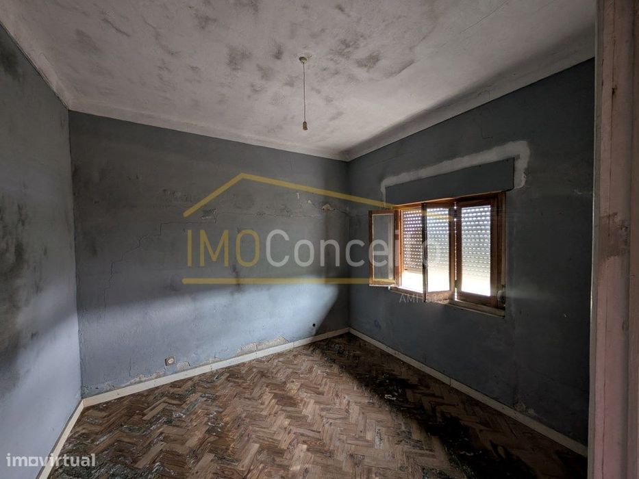 Moradia T3+ terreno + garagem para remodelação Assentis