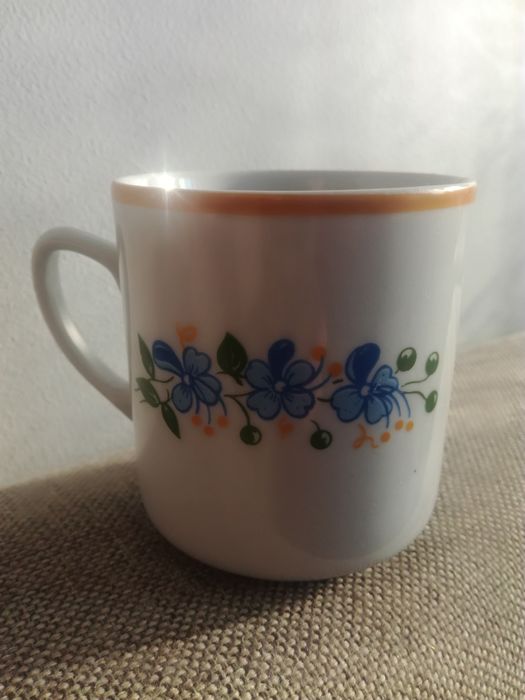 Kubek z uchem Lubiana motyw kwiatki kwiatowy porcelana porcelanowy