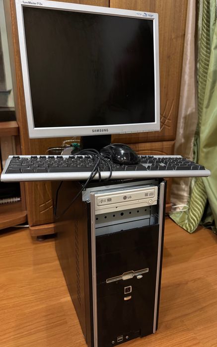 Повний комплект компʼютера. На запчастини, але він ще працює.