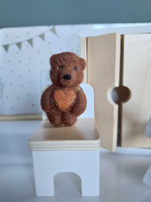 brązowa broszka z wełny