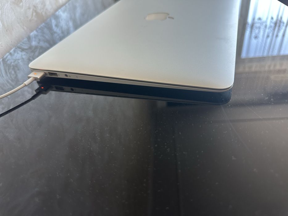 MacBook Air A1466  в доброму стані.