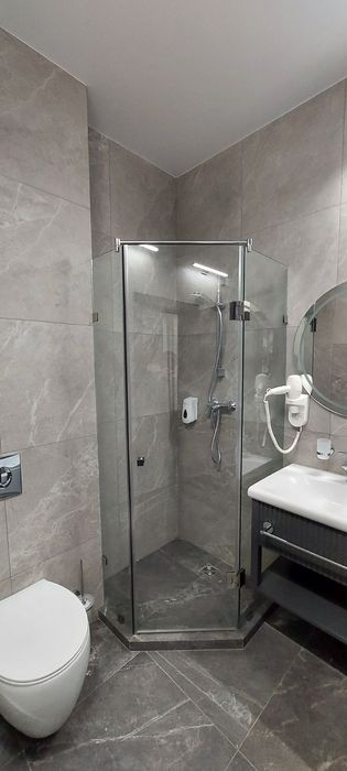 Стеклянная душевая кабина, перегородки перила двери из калённого стекл