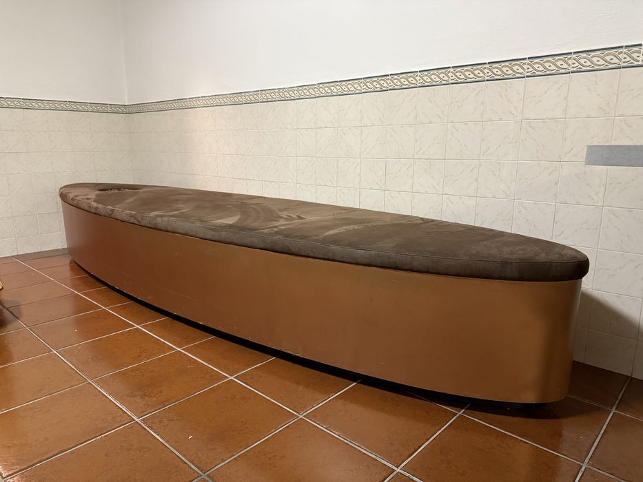 Banco com buraco para arvore em pele 350x90