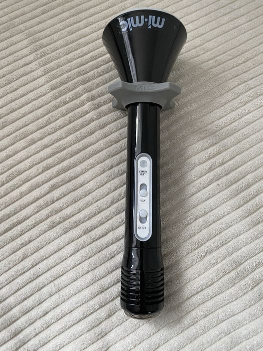 Mikrofon karaoke z głośnikiem