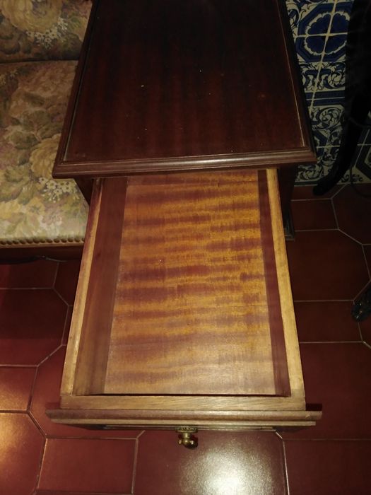 Namoradeira ou Mesa de Telefone em Mogno