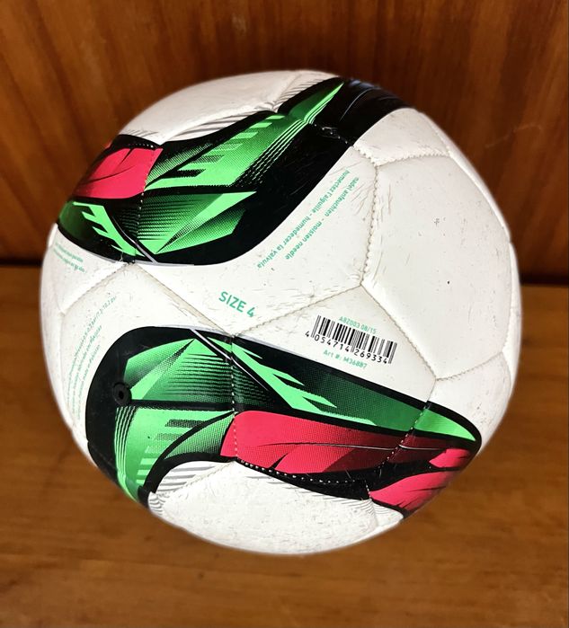 Bola de Futebol Adidas