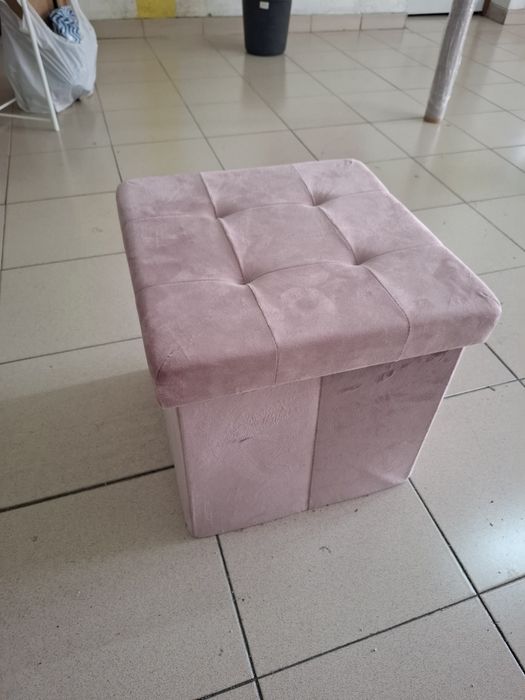 Banco felpudo com arrumação cor rosa velho