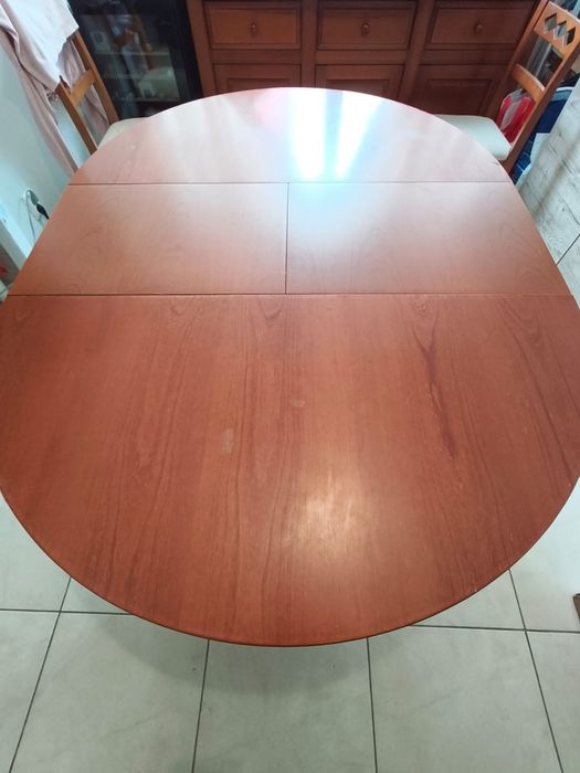 Mesa madeira maciça, bom estado, fechada 1.10x1.10, aberta 1.10x1.50.