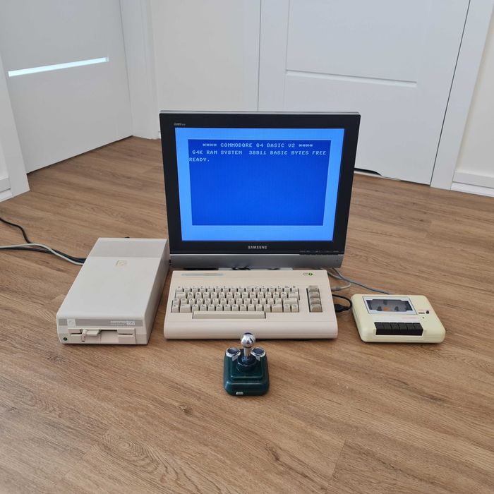 Commodore 64C + stacja 1541 + magnetofon + joystick — sprawny zestaw