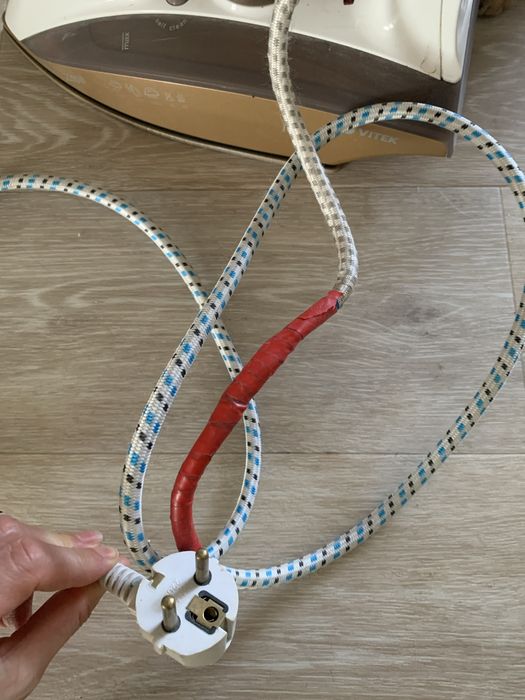 Праска Vitek VT-1201 працює