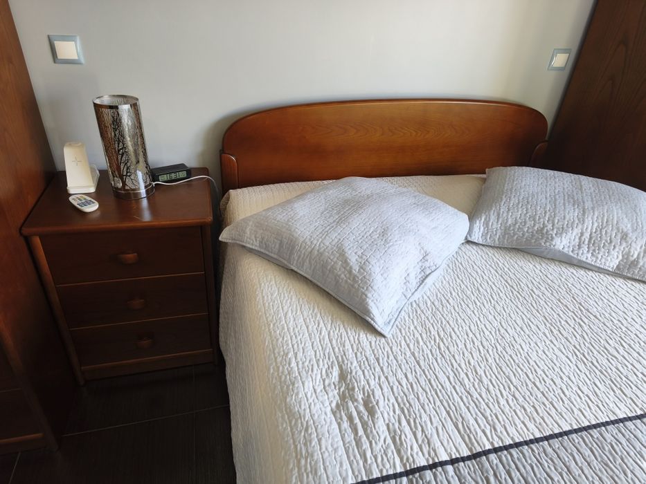 Cama de casal com mesinha de cabeceira