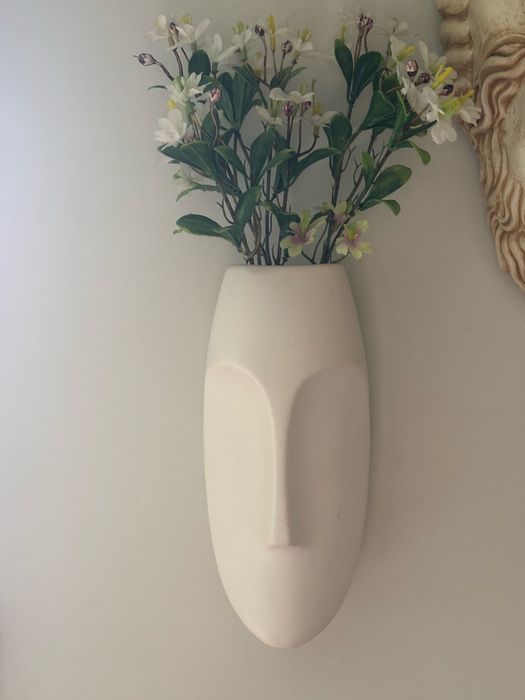 Jarra de parede de porcelana branca.