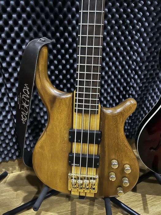 Baixo custom bass hk hardware dourado