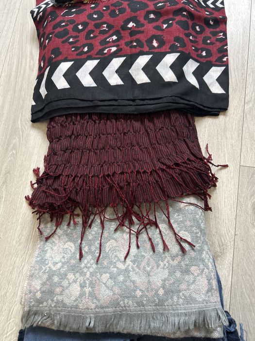 Шарфи  різних кольорів та розмірів.