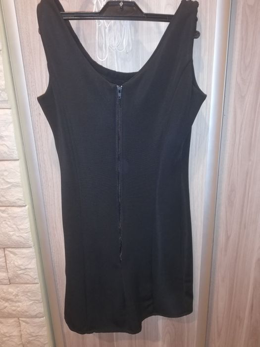 Sukienka damska z ozdobnym dekoldem