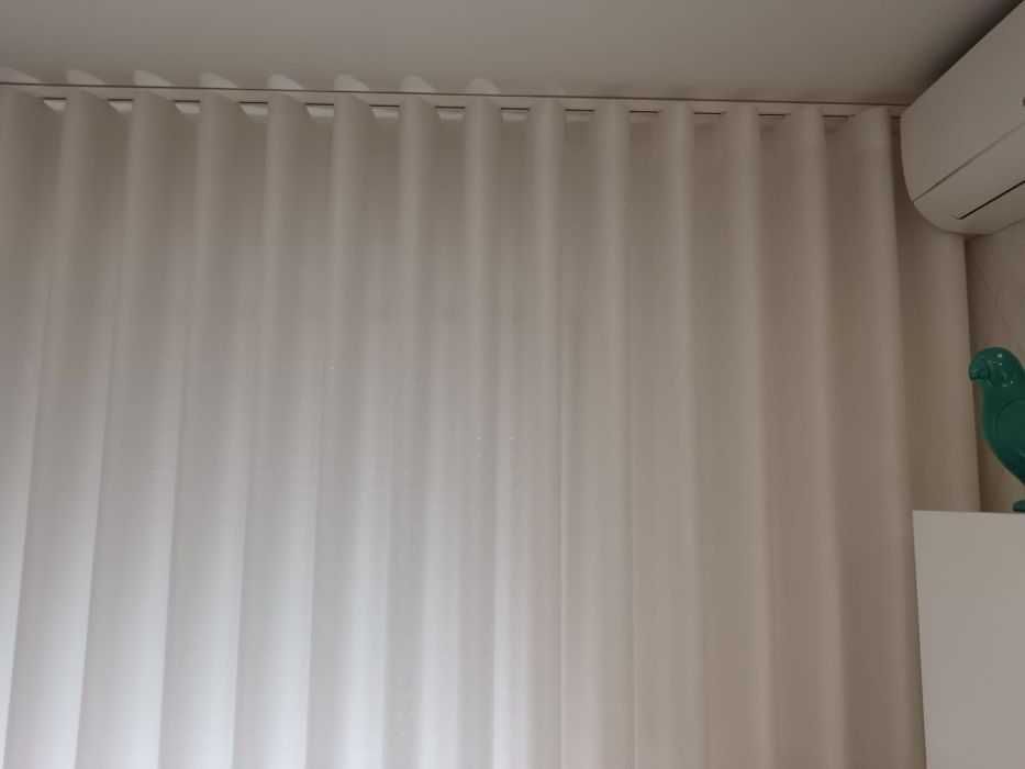 5 cortinas de várias medidas com calha