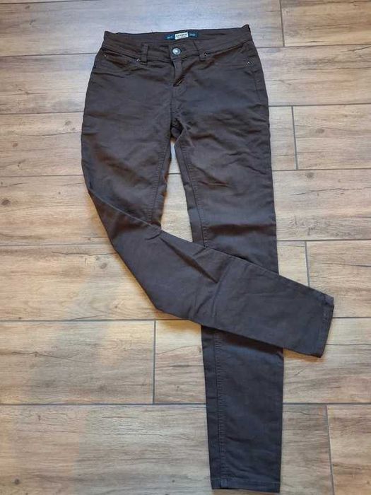Dopasowane materiałowe spodnie - Pull & Bear