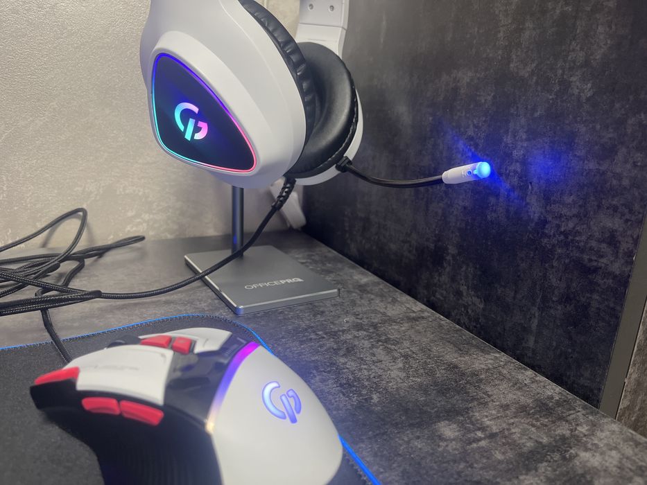 Наушники и мышка с RGB подсвтекой в идеальном состоянии.